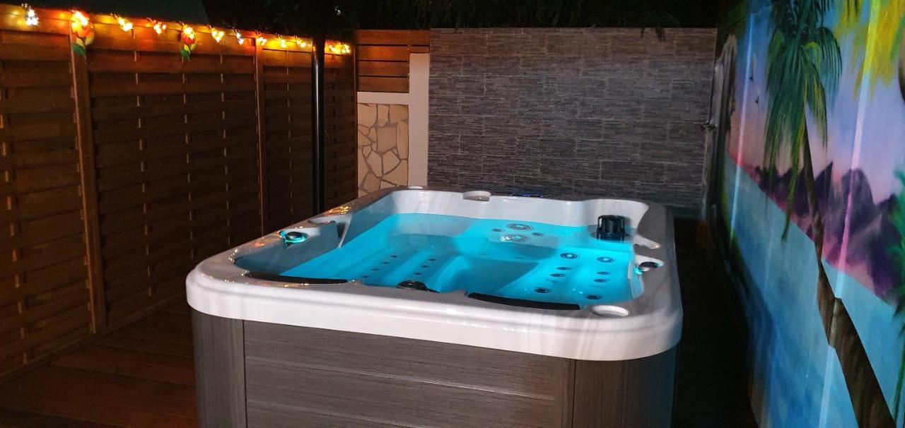 "Chez Claudia "Charmant Logement Avec Jacuzzi Privatif En Toute Intimite Sur Belle Terrasse Exterieure En Bois Et Piscine Courcelles Exterior foto