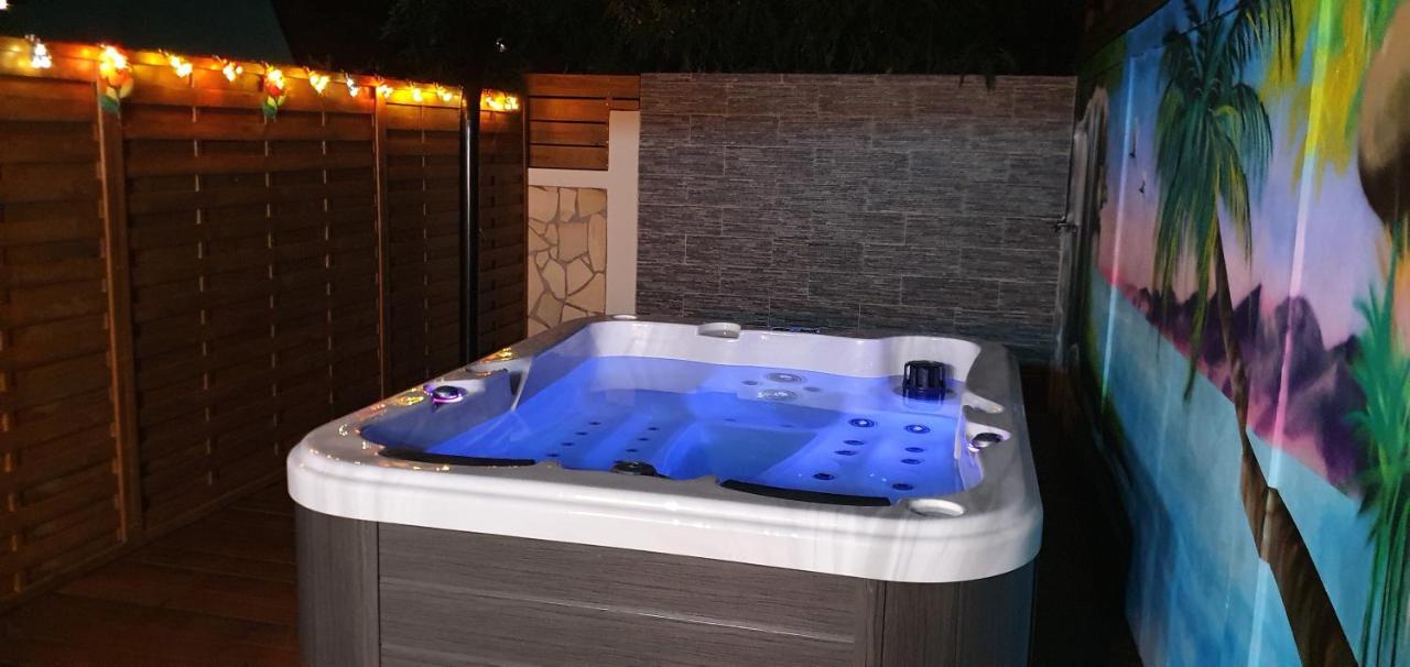 "Chez Claudia "Charmant Logement Avec Jacuzzi Privatif En Toute Intimite Sur Belle Terrasse Exterieure En Bois Et Piscine Courcelles Exterior foto