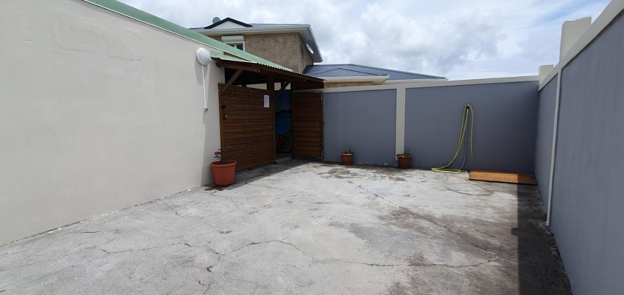 "Chez Claudia "Charmant Logement Avec Jacuzzi Privatif En Toute Intimite Sur Belle Terrasse Exterieure En Bois Et Piscine Courcelles Exterior foto